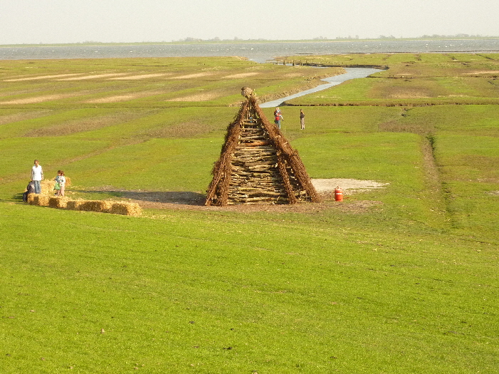 Vorbereitung Biike-Brennen Sderhafen, Nordstrand / preparation for the Biike fire at Feb, 21 to force the winter away