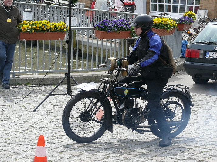 Motorrad / a motorized bike with lots of smoke