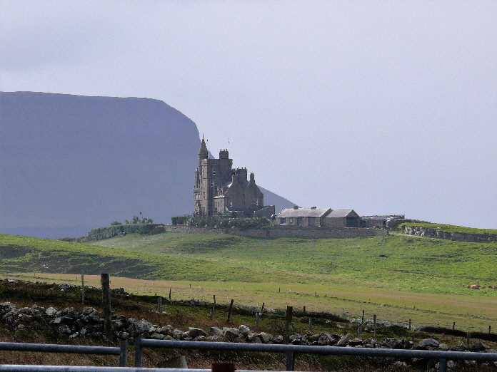 Mullagmore Schlo mit Benbulben im HIntergrund / Mullagmore castle and Benbulben mountain in the background