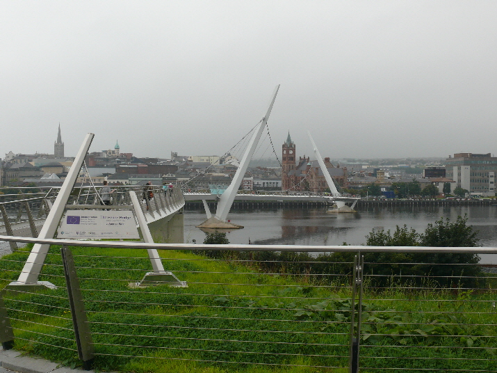 Friedensbrcke in Londonderry, Nordirland / Piece Bridge in Londonderry, Northern Ireland