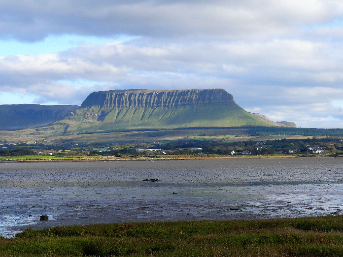 Benbulben ein Tafelberg bei Grange, Sligo / Benbulben a table mountain near Grange, Sligo