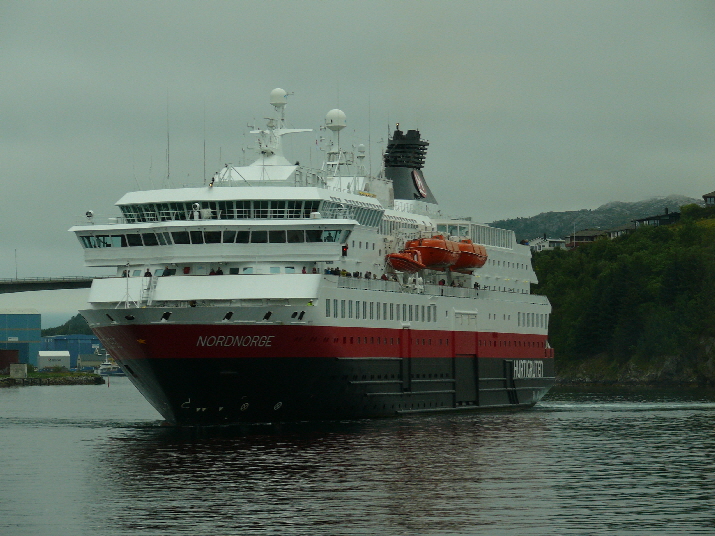 Kreuzfahrtschiff von den Hurtigruten Flotte / cruiser from the Hurtigruten fleet