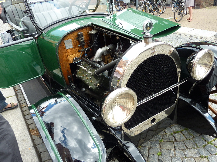 Oldsmobile / Oldsmobil with not much under the bonnet