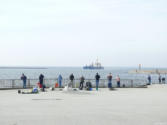 Angler am Holmer Siel / fishing people at Holmer-Siel, Nordstrand waiting for the herring to come