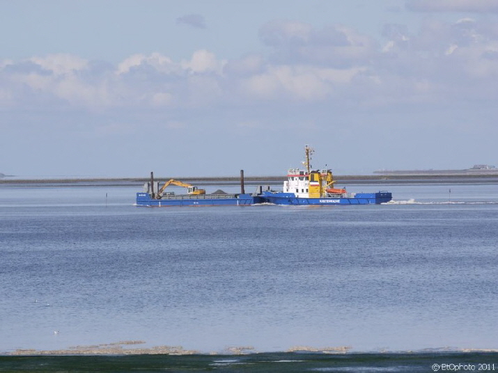 Schubschiff im Nordfriesischen Wattenmeer / not pulled but pushed