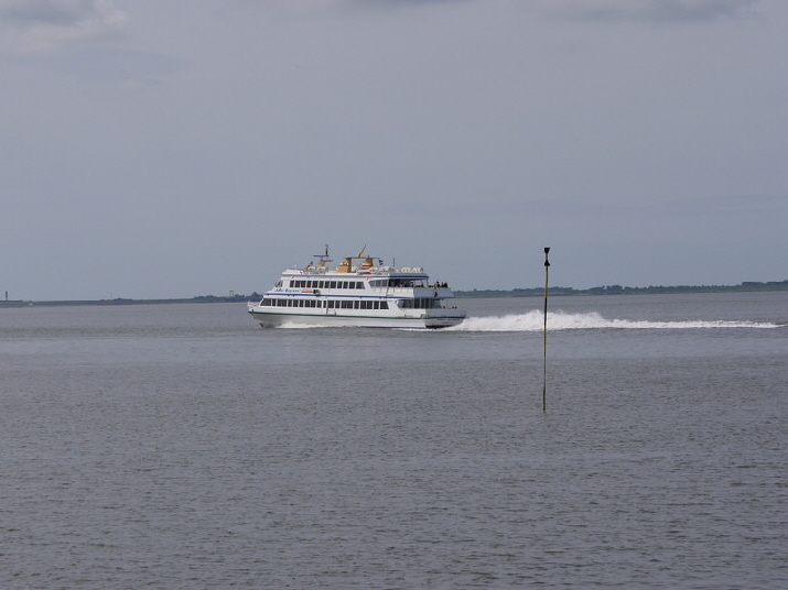 Adler-Express von Nordstrand nach Sylt/ Adler-Express going with high speed on its way from Nordstrand to Sylt